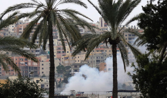 衝突の最中に立ち上る煙。2017年2月28日、レバノン南部の沿岸都市シドンに近い国内最大のパレスチナ難民キャンプであるアイン・エル・ヒルウェ。（AFP/ファイル）