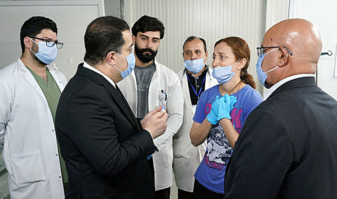ムハンマド・シア・アル・スダニ首相は木曜日、イラク北部の病院で負傷した患者と犠牲者の家族を見舞った。(ロイター）