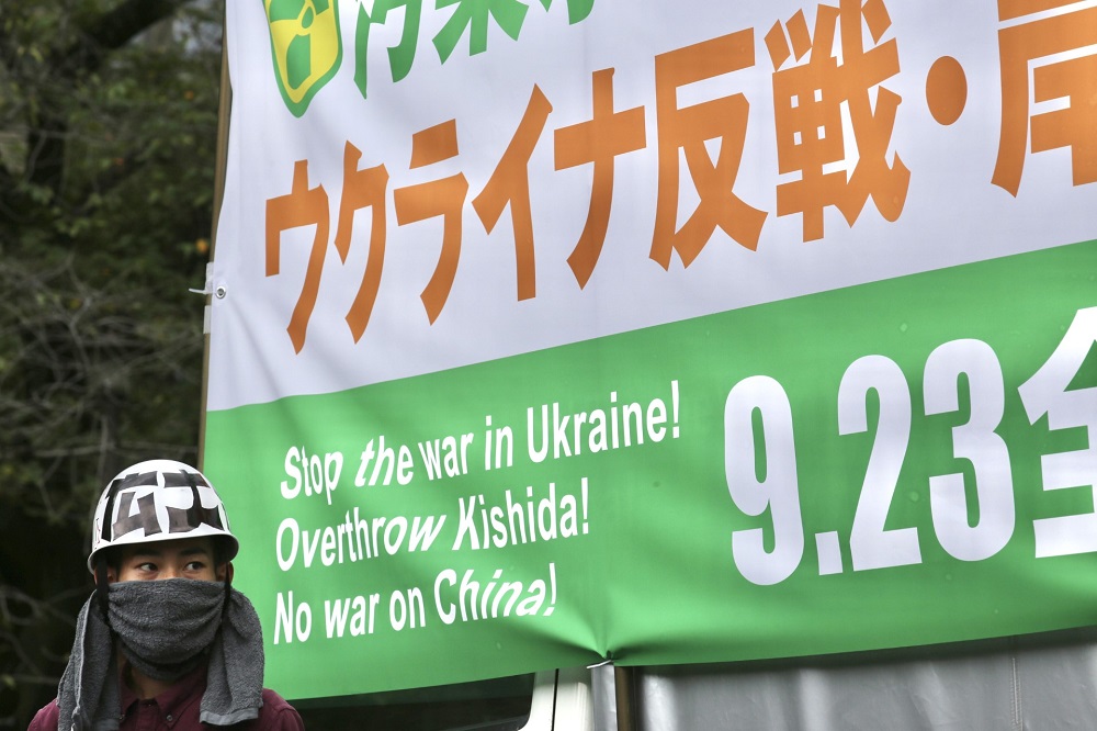 全学連の学生や労働組合員、在日米軍に反対する人々など約800人のデモ隊が首相の政治動向を批判した。 (ANJ/ Pierre Boutier)