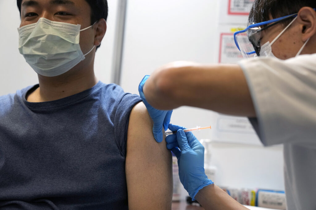初回接種を終えた生後６カ月以上の全ての人が対象で、オミクロン株派生型「ＸＢＢ．１．５」に対応したワクチンが主に使用される。(AFP)