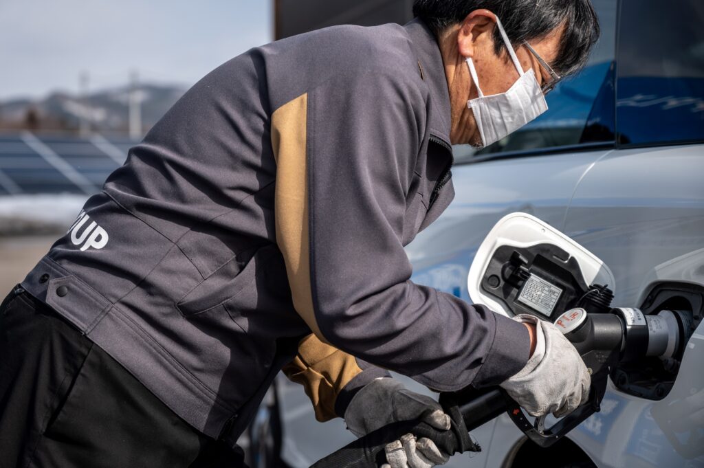 日本のガソリン小売価格は火曜日の時点で２週連続で下落した。 （AFP）