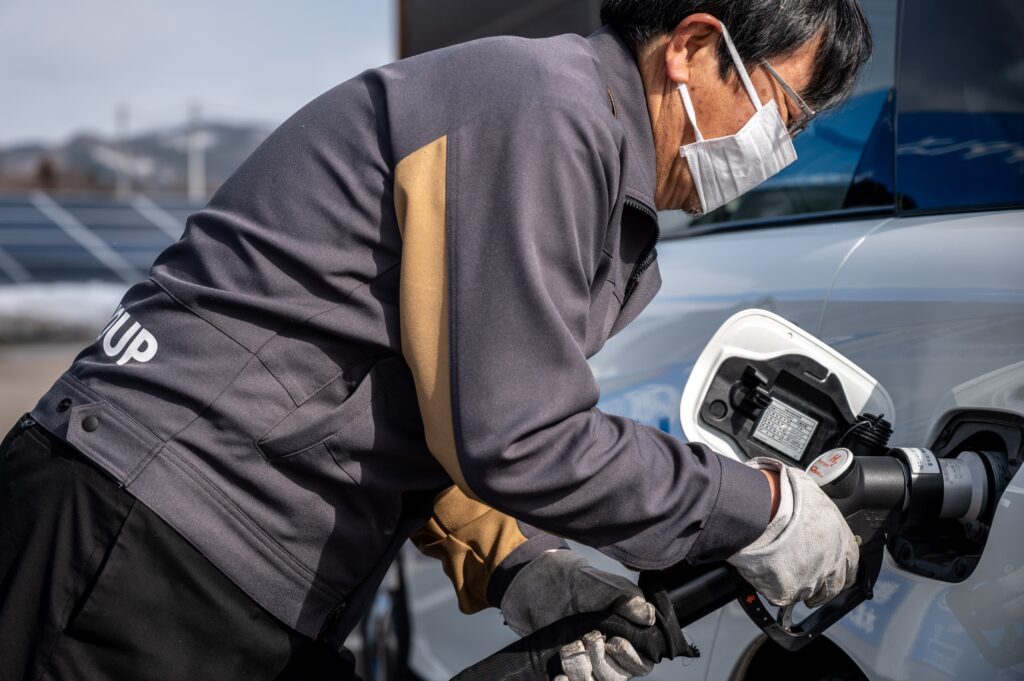 日本のガソリン小売価格は火曜日の時点で2週連続で下落した。 (AFP)