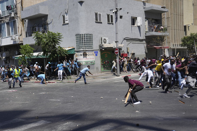 2023年9月2日、テルアビブでエリトリア政府の支持者と衝突する反エリトリア政府の活動家たち（左）。（AP）