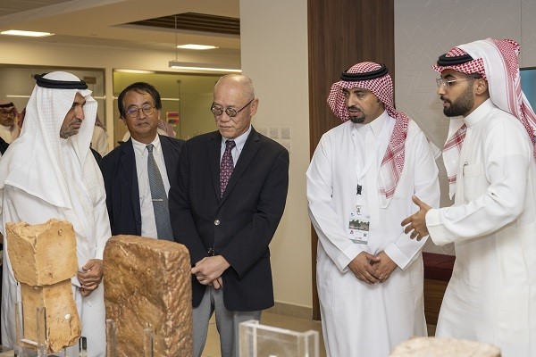 文化遺産を視察する岩井文男駐サウジアラビア日本大使。（提供）