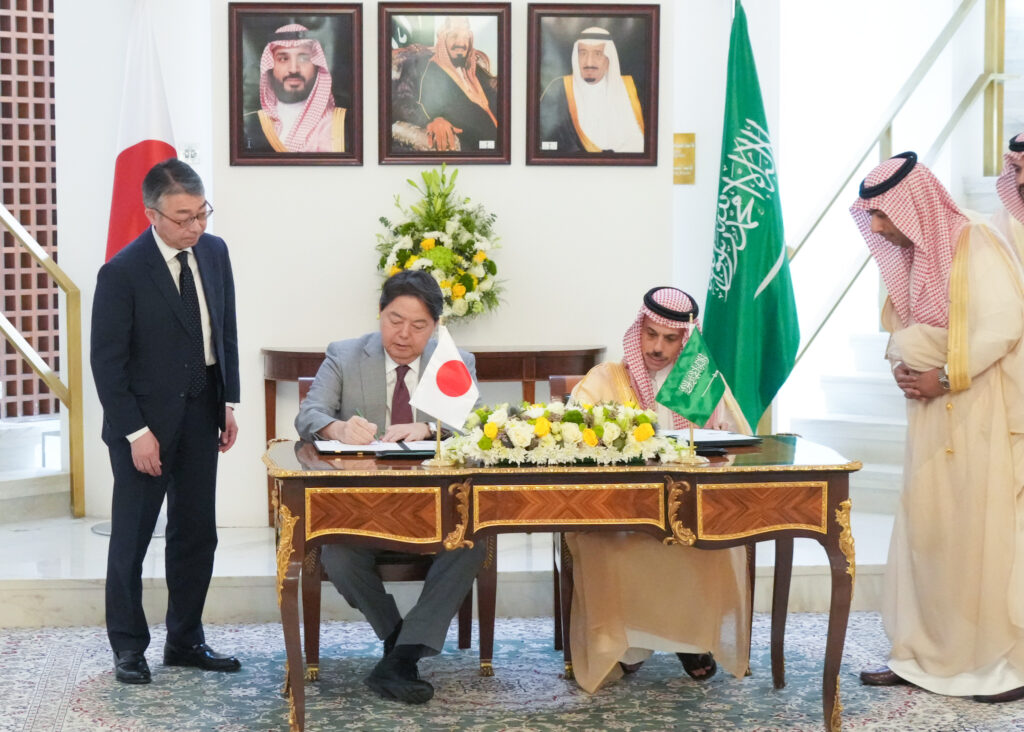 日本の林芳正外務大臣とサウジアラビアのファイサル・ビン・ファルハーン外務大臣。(X/@JapanEmbassyKSA)