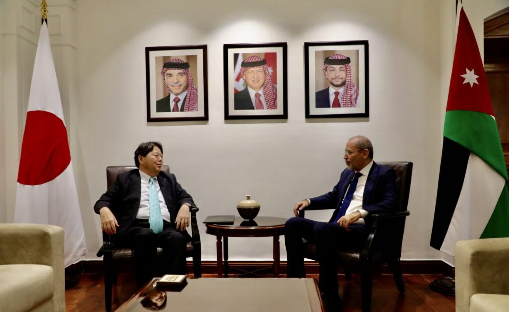 ヨルダン外務省にて、林芳正外務大臣（左）とアイマン・サファディ副首相兼外務・移民大臣（右）。（Xの @ ForeignMinistryアカウントより）