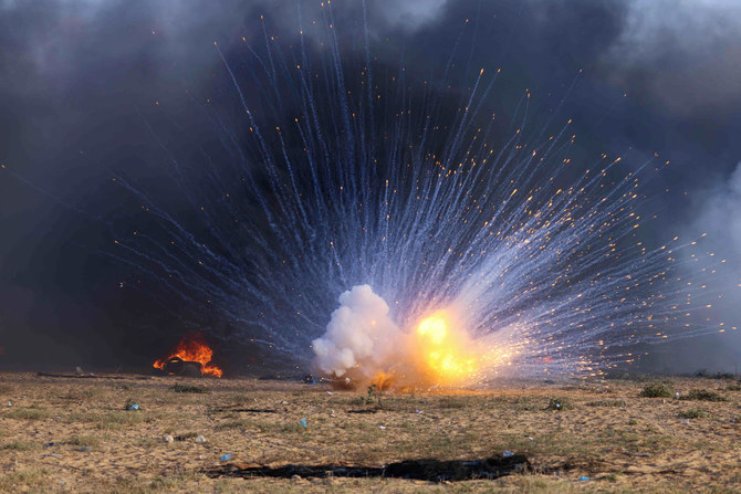 2023年9月23日、イスラエルとガザ地区の境界フェンスに近いガザ地区南部の都市・ラファ東部で、パレスチナ人のデモ隊がイスラエル治安部隊と衝突している最中に爆弾が爆発している。（AFP通信）