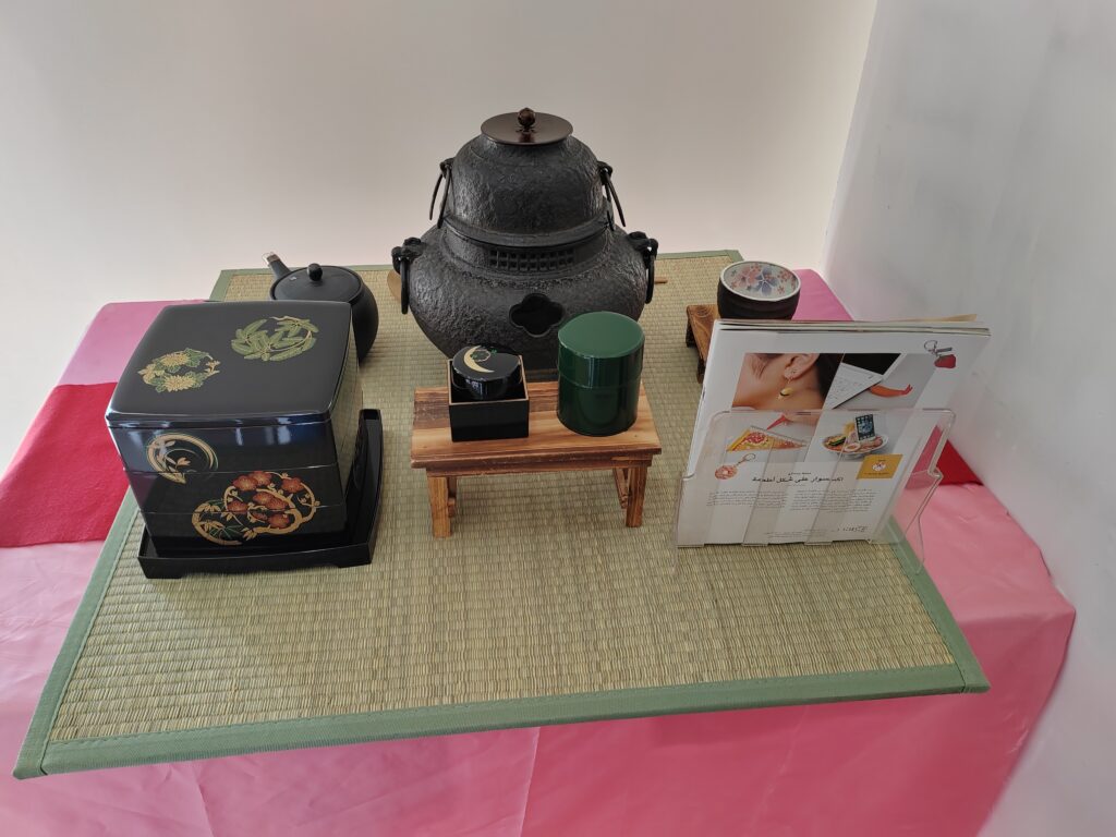 この日本食カフェでは、巻き寿司、たこ焼き、きな粉餅、抹茶パウンドケーキなど、様々なメニューが楽しめる。(提供)