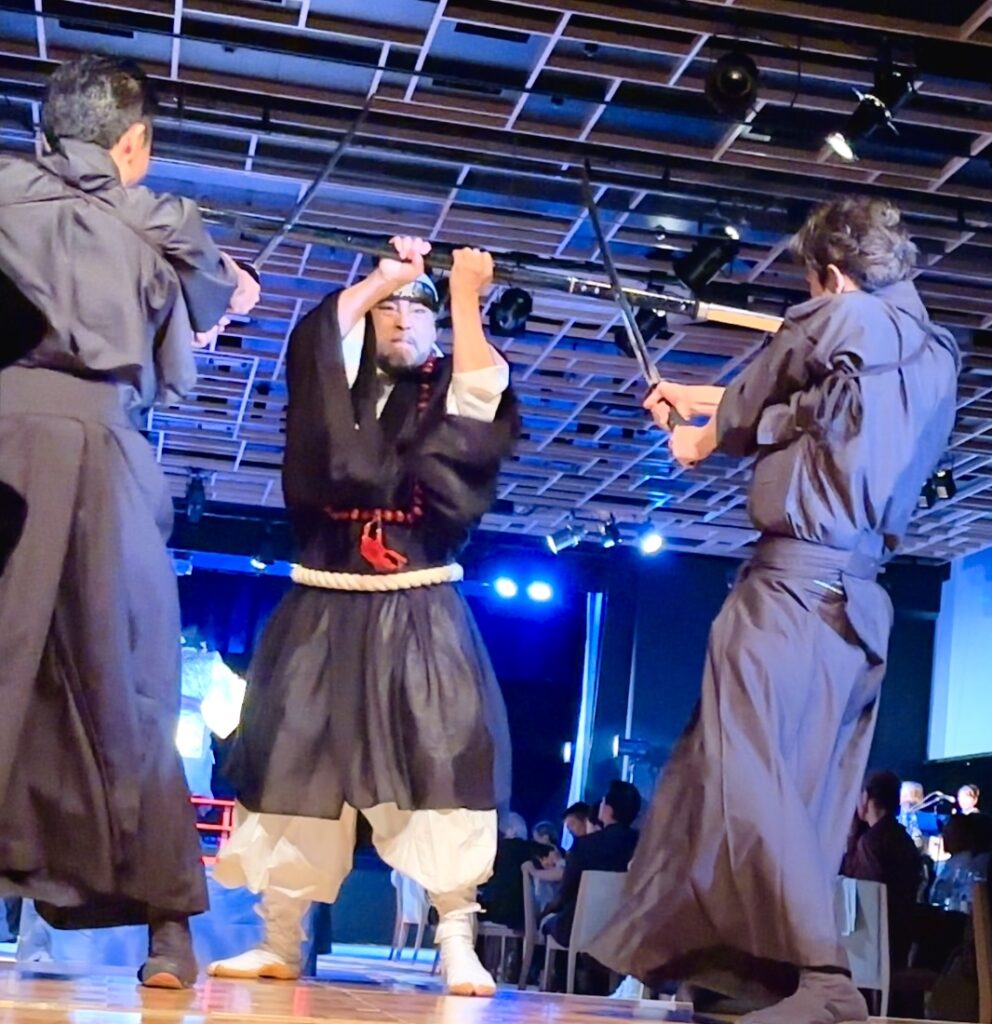 25周年を祝うために、サムライアーティスト剣術グループは火曜日に東京で素晴らしいパフォーマンスを披露した。 (ANJ)