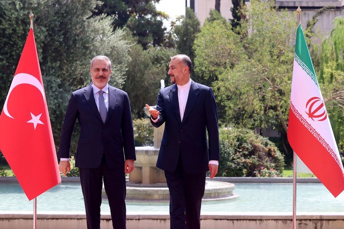 2023年9月3日、テヘランでトルコのハカン・フィダン外相（左）を迎えるイランのホセイン・アミラブドラヒアン外相。（『AFP通信』）