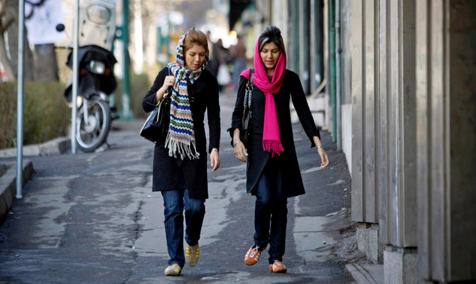 テヘランで通りを歩くイランの女性たち。（Reuters/File）