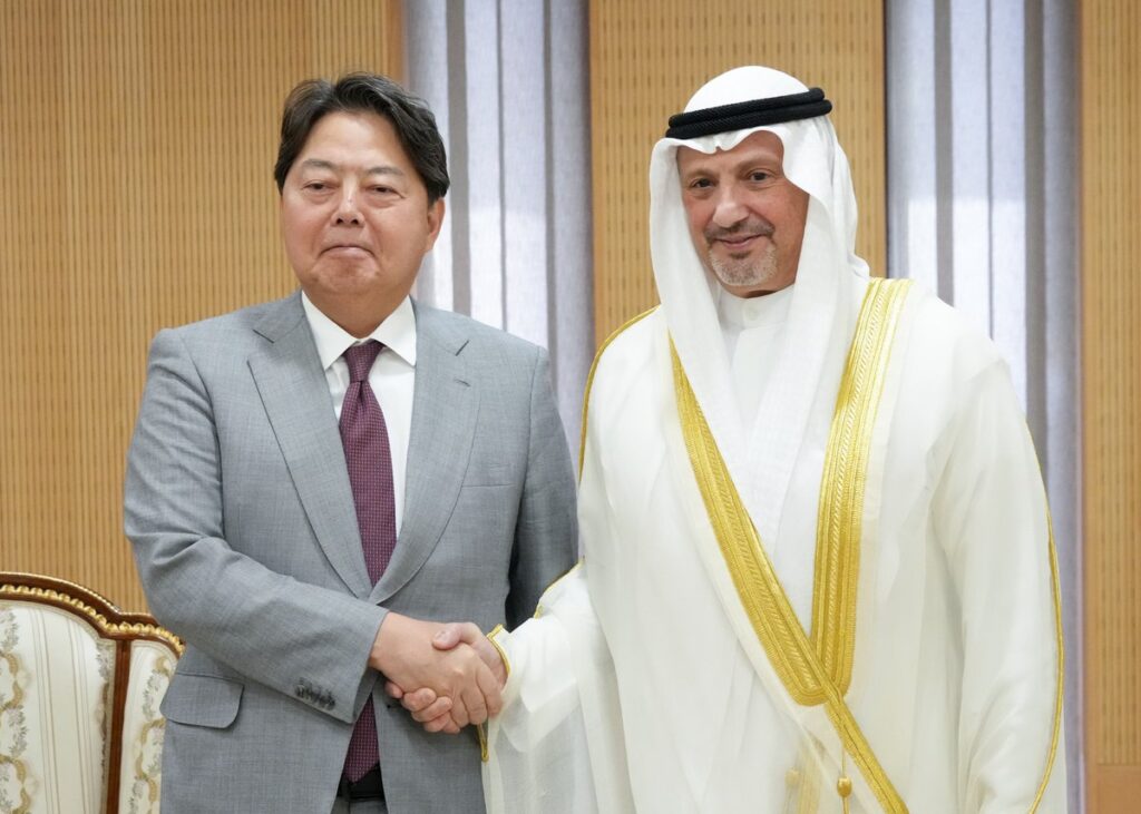 サウジアラビア訪問中にクウェートのシェイク・サーレム・アブドゥッラー・アル・ジャービル・アル・サバーハ外相と会談した日本の林芳正外相。（外務省）