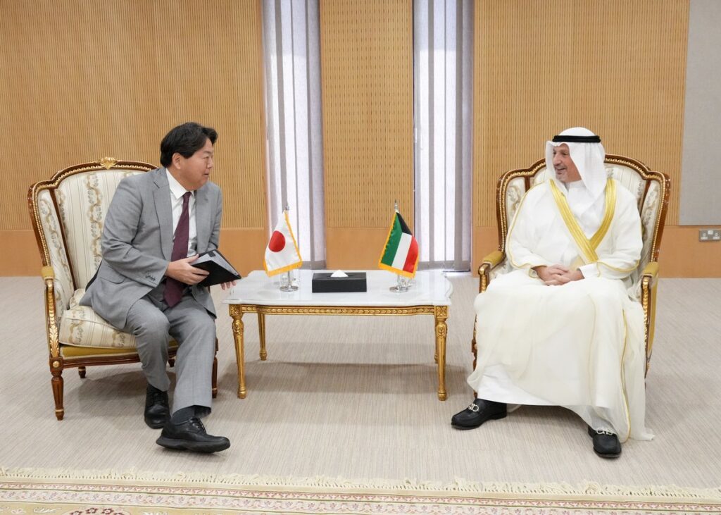 サウジアラビア訪問中にクウェートのシェイク・サーレム・アブドゥッラー・アル・ジャービル・アル・サバーハ外相と会談した日本の林芳正外相。（外務省）