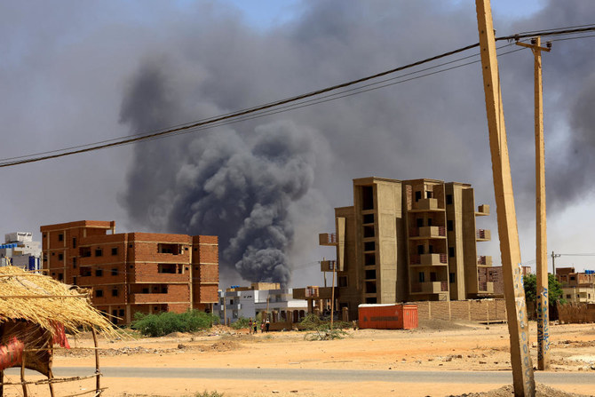 スーダン軍がハルツーム上空を支配する一方、敵対するRSFの戦闘員たちが街の通りを支配し続けている。（ロイター）