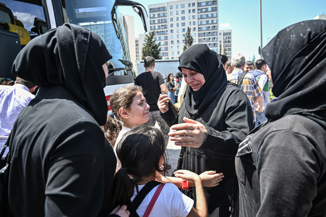 2019年8月6日、イスタンブールのエセンユルト地区にて、シリア難民が自主的に隣国シリアに戻るバスに乗り込む中、別れを惜しむ家族や友人たち。（AFP）