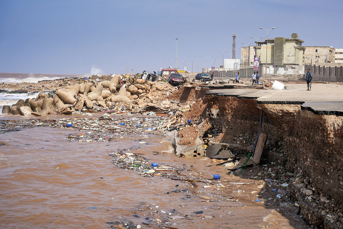 東部の都市デルナで、崩壊した湾岸道路。（File/AFP）