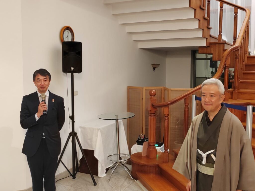 関口昇・前在ドバイ日本国総領事(右)から紹介される今西淳・新総領事(左)。(ANJ)