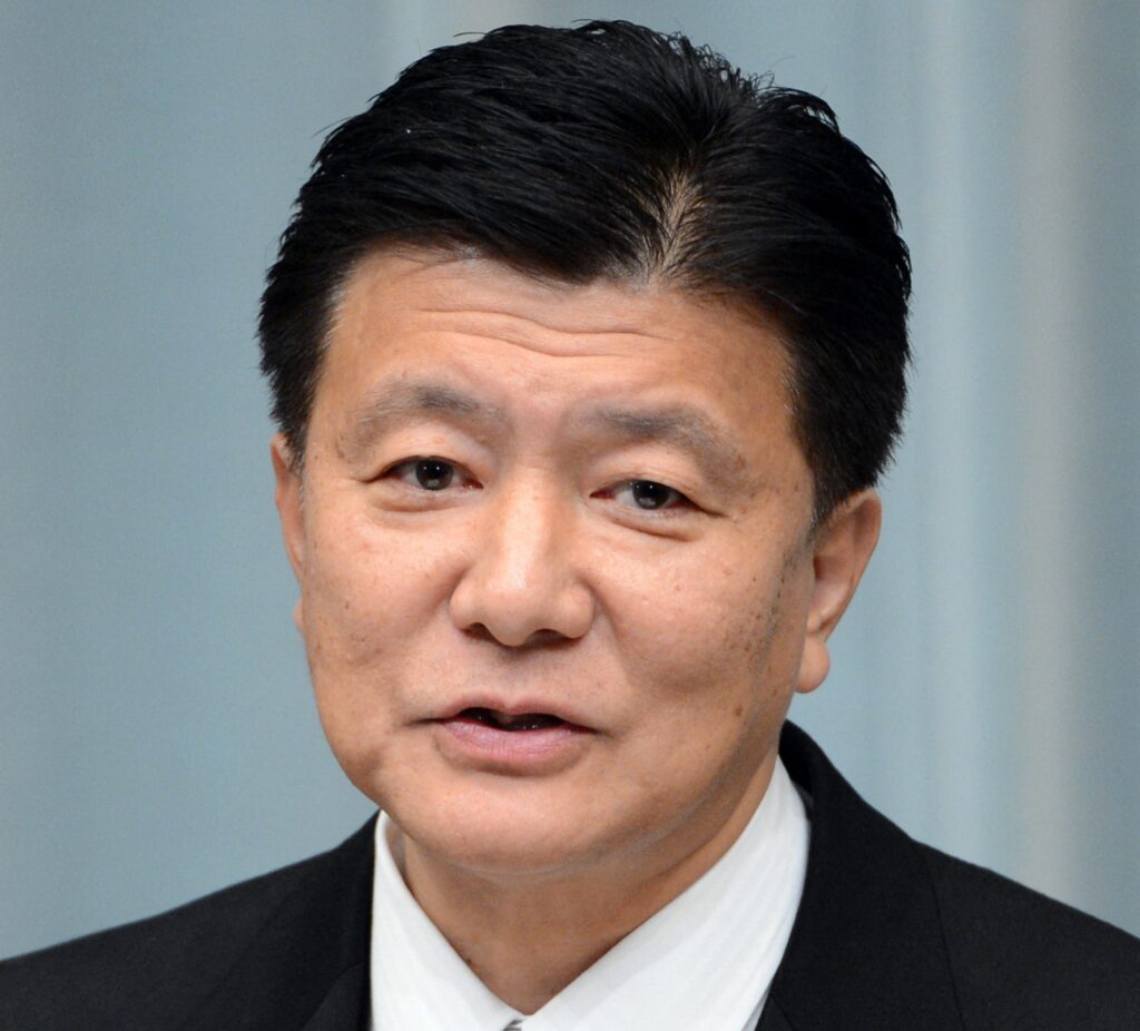 新藤経財相は記者団のインタビューに「日本経済はもはやデフレではありません」と答えた。(AFP)