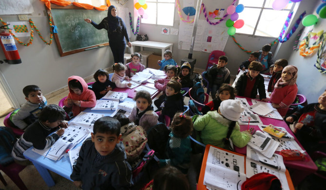 シリア難民のための学校で授業に出席する子供たち。レバノンのベッカー高原西部のカラウン村。（AFPファイル写真）