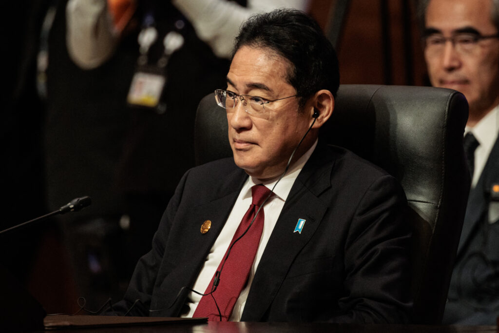 岸田氏は2021年10月に第1次内閣を発足させた際、鈴木氏を財務大臣に任命した。（AFP通信）