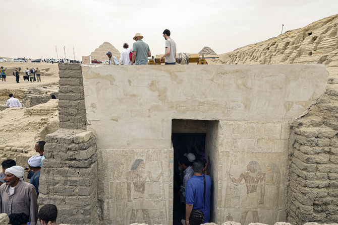 カイロの南に位置するサッカラの埋葬地で新たに発見された古代の墓を訪れる人々（ファイル/『AFP通信』）
