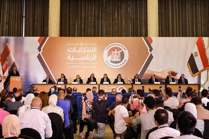 カイロ市内のカイロ国際会議センターで開かれた、来る2024年エジプト大統領選挙に関する記者会見で話すエジプト国家選挙管理局（NEA）執行機関のアハメド・ベンダリ氏（左）（AFP）