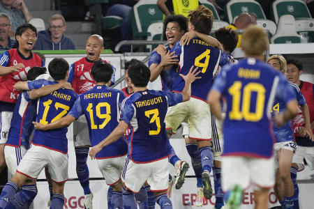 2023年9月10日(日曜日)、ドイツのヴォルフスブルクで行われたサッカーの国際親善試合、ドイツ対日本戦で日本の田中碧が4点目を決め、選手たちが祝福する様子。(AP通信)