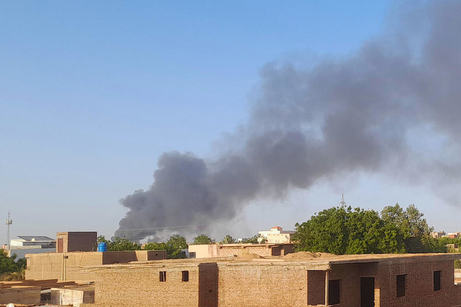 上の画像は、スーダン軍・準軍事勢力間の初期の戦闘中に遠くから撮影された、ハルツーム・バーリ地区周辺から煙が立ち昇る様子。（AFP資料写真）