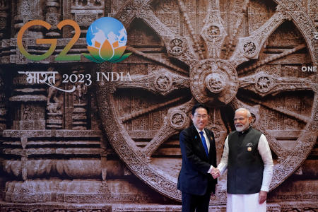 G20首脳会議出席のため会議場「バーラト・マンダパム」に到着した日本の岸田文雄首相を迎えるインドのナレンドラ・モディ首相。2023年9月9日(土)インドのニューデリー。(ロイター)
