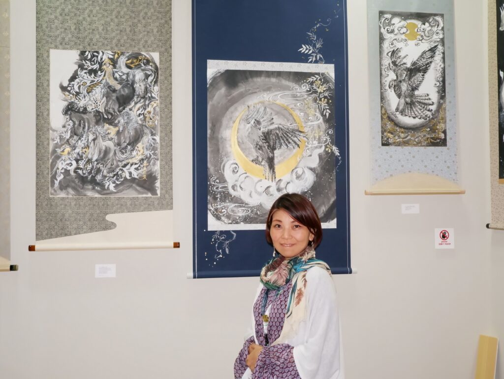 田中芙弥佳氏、祈りや喜びを表現する自身の絵画について、そのストーリーと経験を語る。