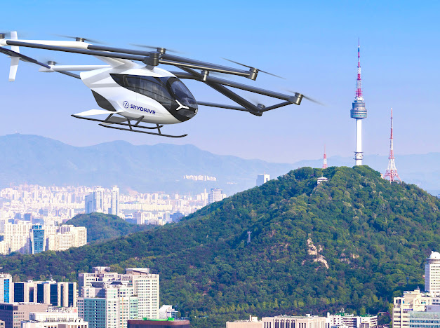 スカイドライブは現在、「SKYDRIVE」と呼ばれる3人乗りの電動垂直離着陸機（eVTOL）を開発中で、日本の航空局の認証取得を進めている。