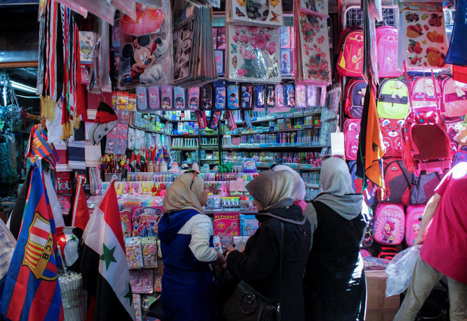2023年8月27日、シリアのダマスカスの市場で学用品を買い求める人々。（ロイター）