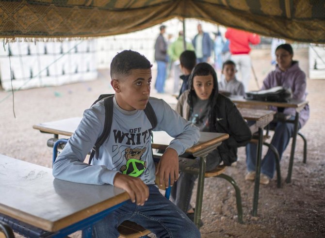 アスニの村に駐留するモロッコの兵士は、子どもたちが勉強を続けられるようにテント学校を設置した。アスニにあった校舎は9月8日の地震で全壊した。（EPA）
