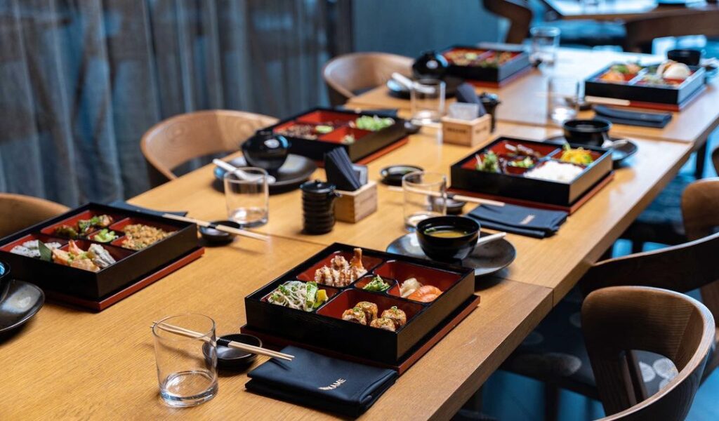 Wakameは尊い伝統と大胆な革新のバランスを保つことで、現代的なアジア料理の至福のダイニング体験をより一層高めている。(Instagram: wakamedubai)