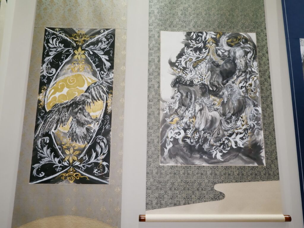 田中芙弥佳氏、祈りや喜びを表現する自身の絵画について、そのストーリーと経験を語る。