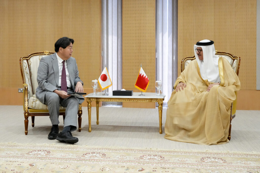 両外相は外交関係樹立50周年を祝い、様々な分野における緊密な連携を誓った。(外務省)