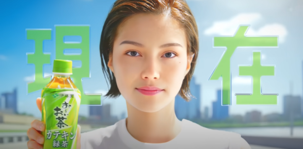 このCMは日本で初めてAIタレントを起用したものとされる。(スクリーンショット)