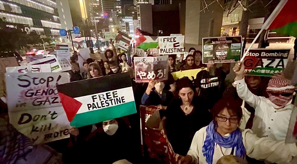 デモ隊は、米国の中東政策は反パレスチナであり国連決議を無視しているとして非難のスローガンを叫んだ。(ANJ)