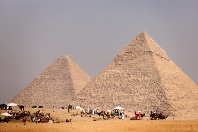 エジプトのカイロ郊外にあるギザのピラミッドに集まる観光客。2023年10月26日撮影。（ロイター）