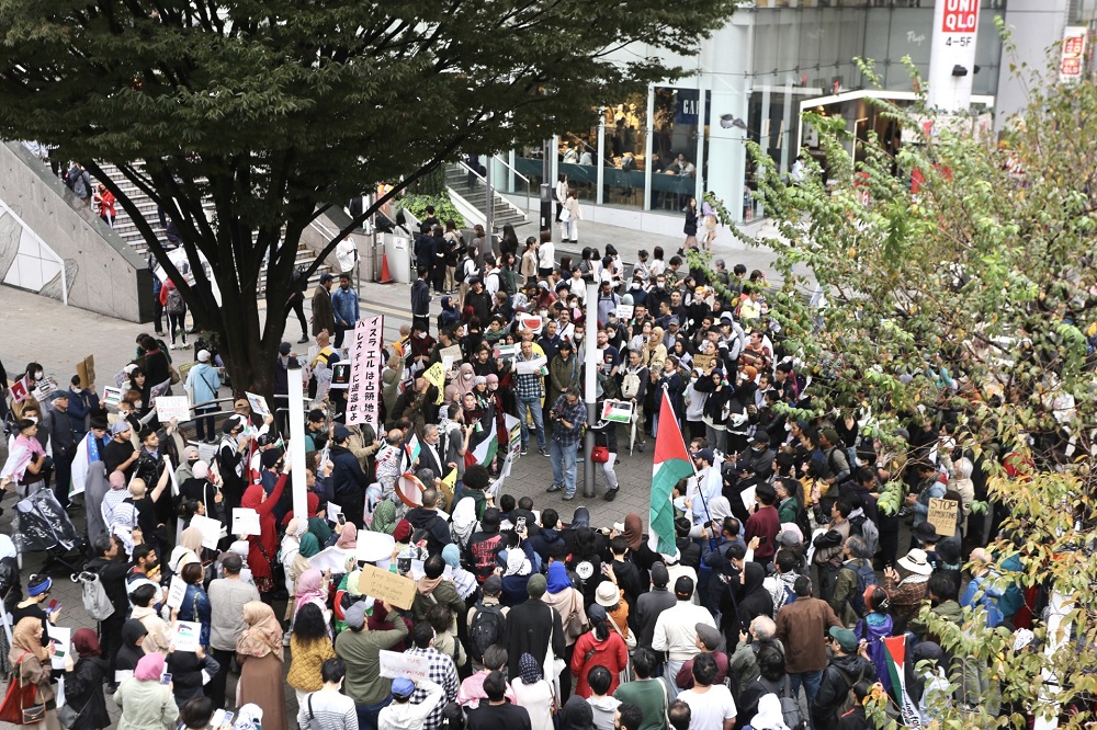 イスラエルがハマスとの戦争でガザ侵攻の準備を進める中、数百人の日本人や在住外国人が日曜日、東京・新宿区でデモ集会を行い、中東の平和を呼びかけた。(ANJ)