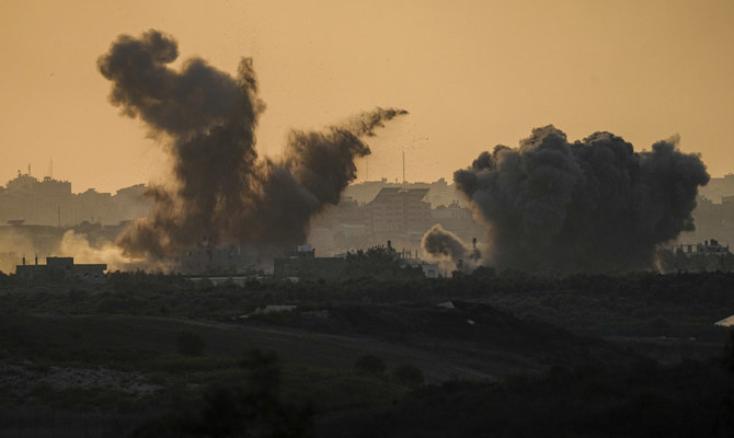 イスラエル軍の空爆後にガザ地区に立ち上る煙。2023年10月15日日曜日、イスラエル南部から撮影。(AP)