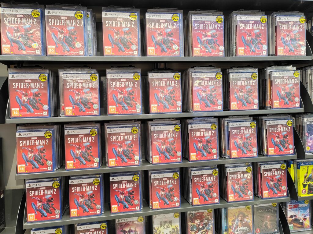 スパイダーマン2は現在、PS4版とPS5版が発売中。中東地域では、アラビア語の音声、メニュー、テキストなどが含まれた全編アラビア語版が収録されている。（提供）