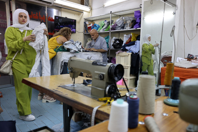 レバノン南部の都市シドンの歴史的な市場の曲がりくねった路地裏では、靴や服の修理店が繁盛している。徐々に取引が少なくなっていたが、経済危機により需要が戻ってきた。（AFP）