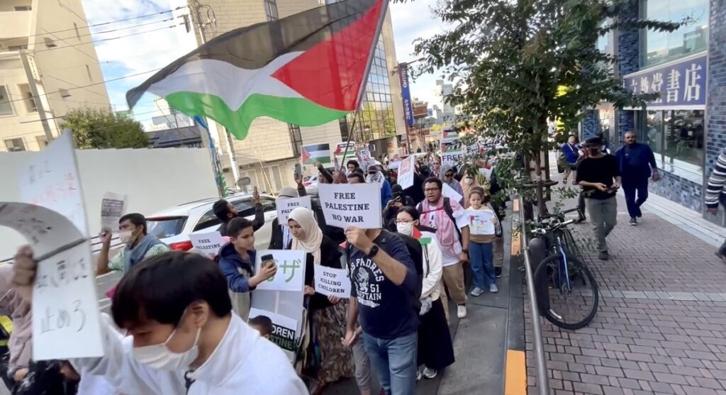 日本のイスラム教徒のおよそ1000人が日曜日、イスラエル大使館近くの東京・市ヶ谷に集まり、パレスチナ・ガザ地区の爆撃に抗議するデモを行った。(ANJ)