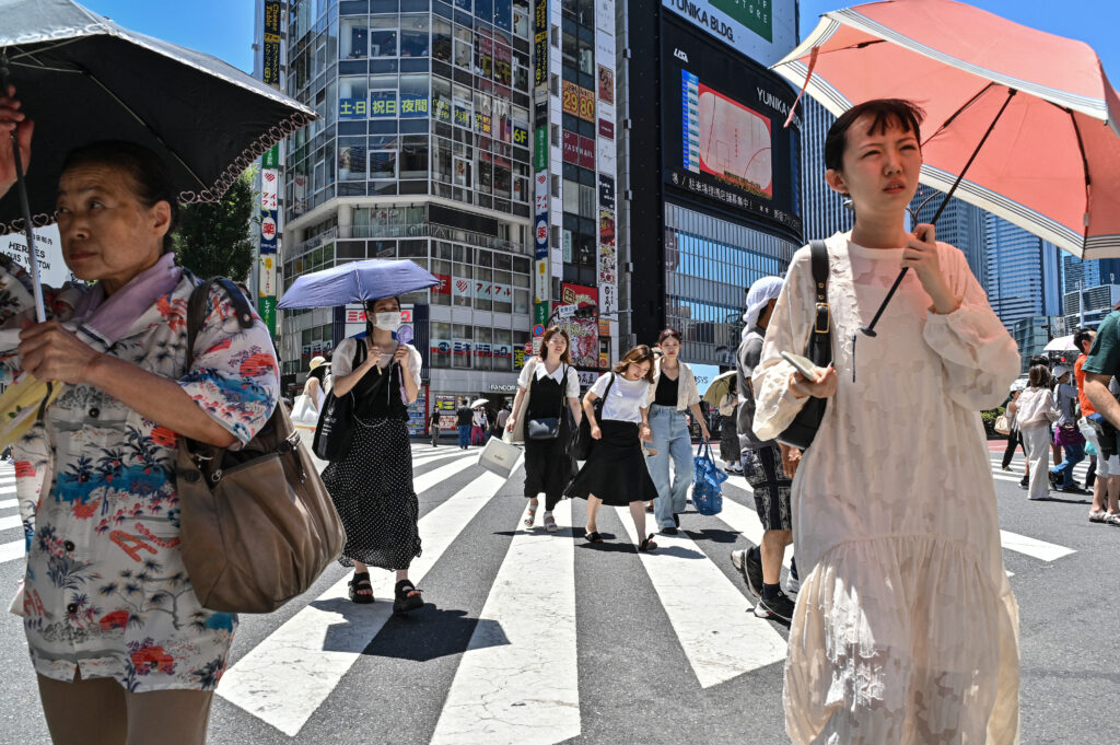 気象庁の発表によると、「1898年の観測開始以降の最高気温」だという。（AFP）