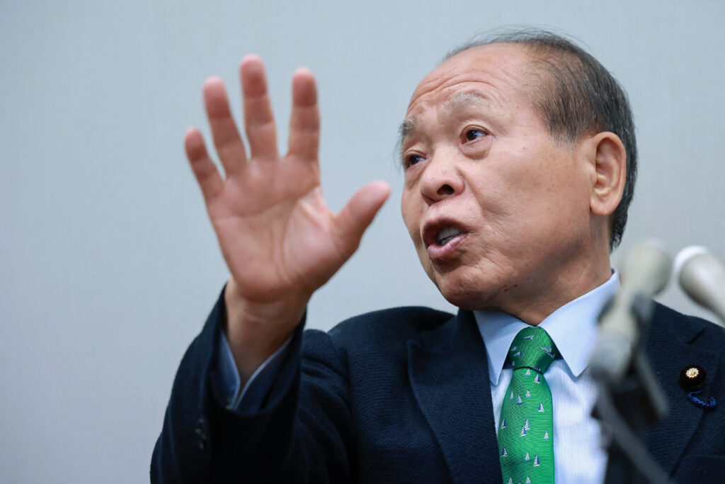 元外務政務次官の鈴木宗男氏は、中道右派の野党である日本維新の会に離党届を提出した。(AFP通信)