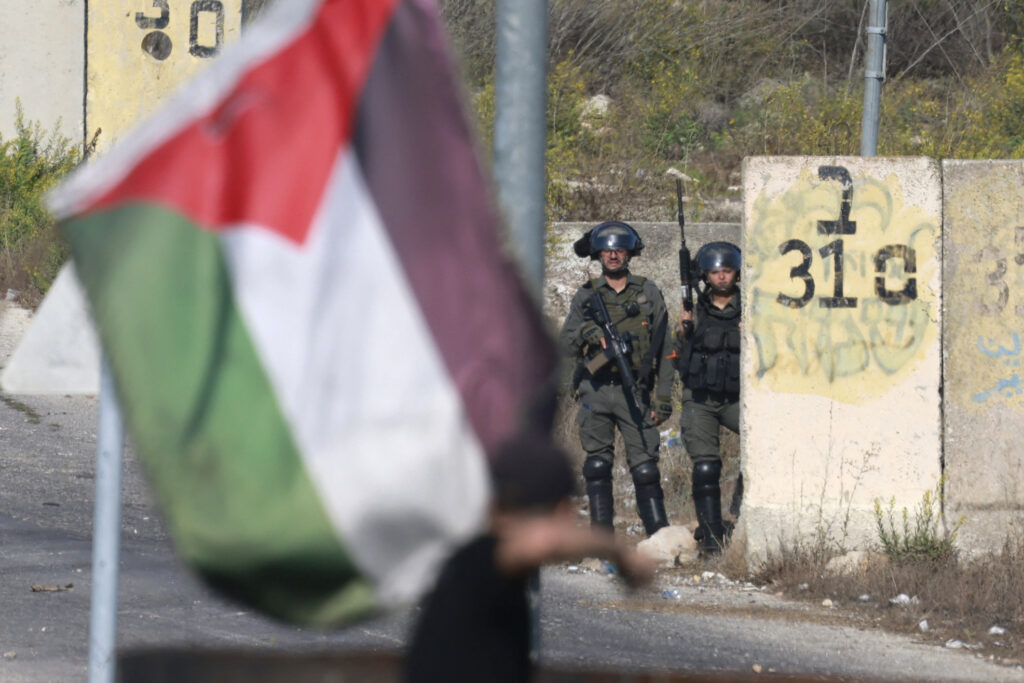 2023年10月16日、イスラエル占領下のヨルダン川西岸地区。イスラエル人のベイト・エル入植地に近いラマラ市の北口でイスラエル軍と衝突し、投石をするパレスチナ人抗議者。（AFP通信）