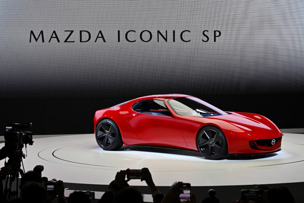 マツダが公開した「マツダアイコニック　エスピー」は、コンパクトで高出力なロータリーの特色を発電に生かし、車を走らせる電気を供給。(AFP)