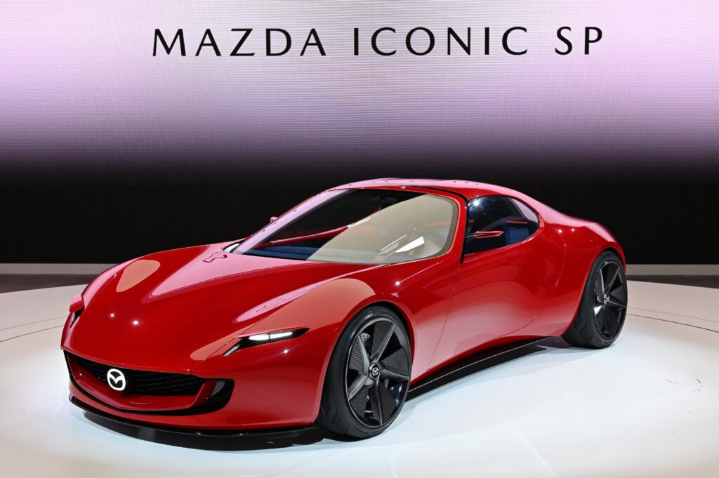マツダが公開した「マツダアイコニック　エスピー」は、コンパクトで高出力なロータリーの特色を発電に生かし、車を走らせる電気を供給。(AFP)