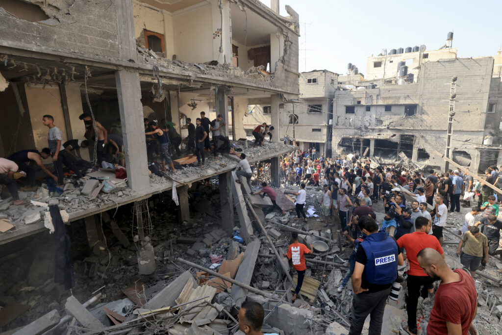10月25日現在、ガザでの死者は5,790人を超え、そのうち2,300人以上が子どもである。(AFP通信)